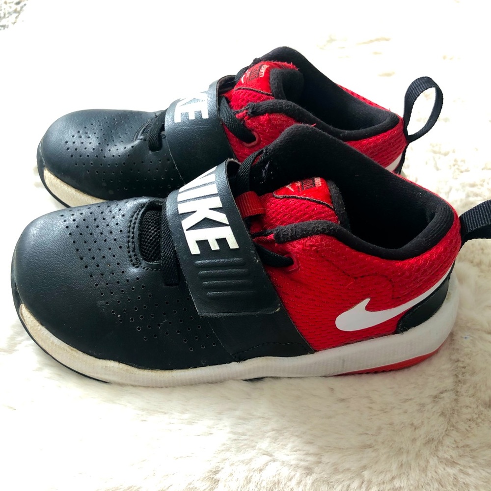 Nike Team Hustle D8 Toddlers Shoes Black and Red Sneakers Size 10C